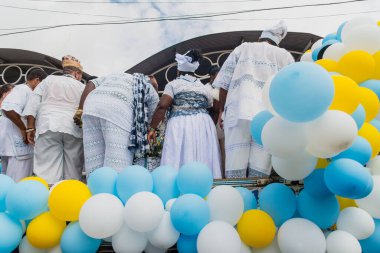 Santo Amaro, Bahia, Brezilya - 15 Mayıs 2022: Santo Amaro şehrinde Bembe do Mercado olarak bilinen dini bir gösteri sırasında Candomble üyeleri görülüyor.