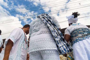 Santo Amaro, Bahia, Brezilya - 15 Mayıs 2022: Santo Amaro şehrinde Bembe do Mercado olarak bilinen dini bir gösteri sırasında Candomble üyeleri görülüyor.