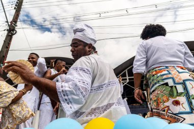 Santo Amaro, Bahia, Brezilya - 15 Mayıs 2022: Santo Amaro şehrinde Bembe do Mercado olarak bilinen dini bir gösteri sırasında Candomble üyeleri görülüyor.