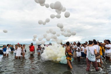 Santo Amaro, Bahia, Brezilya - 15 Mayıs 2022: Santo Amaro kentindeki Bembe do Mercado adlı dini gösteri sırasında plajda Candomble üyeleri görülüyor..