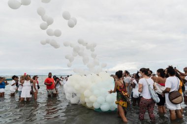 Santo Amaro, Bahia, Brezilya - 15 Mayıs 2022: Santo Amaro kentindeki Bembe do Mercado adlı dini gösteri sırasında plajda Candomble üyeleri görülüyor..