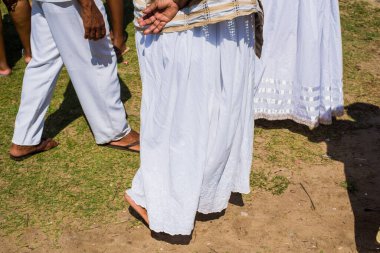 Santo Amaro, Bahia, Brezilya - 15 Mayıs 2022: Santo Amaro şehrinde Bembe do Mercado olarak bilinen dini bir gösteri sırasında Candomble üyeleri görülüyor.