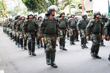 Salvador, Bahia, Brezilya - 07 Eylül 2022: Brezilya ordusu askerleri bağımsızlık anısına Salvador, Bahia sokaklarında yürüdüler.