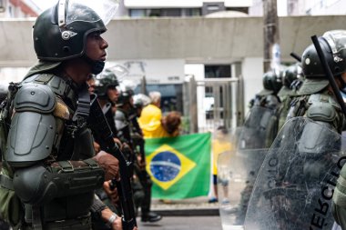 Salvador, Bahia, Brezilya - 07 Eylül 2022: Özel giysili askeri personel, Salvador, Bahia 'da Brezilya Bağımsızlık Günü' nde sokaklarda geçit töreni yapıyor.