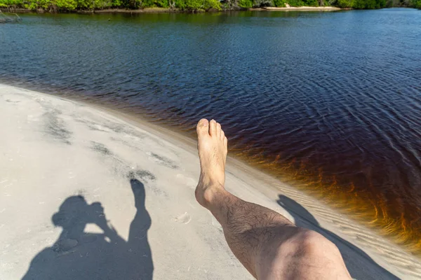 Фотограф Показує Свою Тінь Ногу Фотографії Проти Піску Води Річки — стокове фото