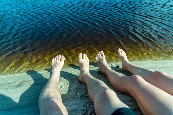 Ноги Мужчины Женщины Реки Фоне Красноватой Воды Заднем Плане Пляж — стоковое фото
