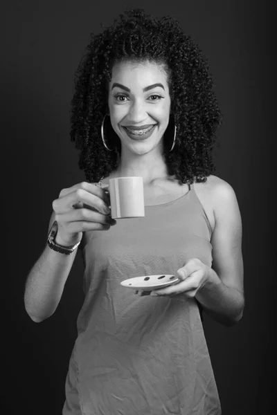 Zwart Wit Portret Van Jonge Mooie Glimlachende Vrouw Studio Met — Stockfoto