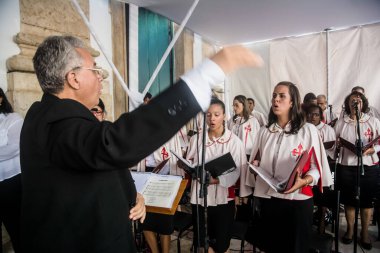 Salvador, Bahia, Brezilya - 26 Mayıs 2016: Katolikler Brezilya 'nın Salvador kentindeki Corpus Christ için kilise korosunda şarkı söylüyorlar.