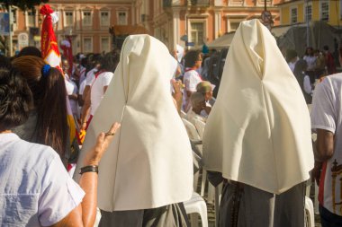 Salvador, Bahia, Brezilya - 26 Mayıs 2016: Vefalı Katolikler, Corpus Christ 'ın Salvador, Bahia' daki bayramını kutlamak için ayakta bekliyorlar.