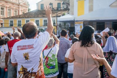 Salvador, Bahia, Brezilya - 26 Mayıs 2016: Bahia 'nın Salvador kentindeki Corpus Christ ayini sırasında sadık Katolikler ellerini kaldırdı.