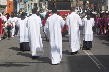 Salvador, Bahia, Brezilya - 26 Mayıs 2016: Salvador, Bahia 'da Corpus Christ alayı sırasında sırada yürüyen Katolik rahiplerin arka görünümü.