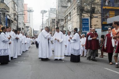 Salvador, Bahia, Brezilya - 26 Mayıs 2016: Katolik rahipler ve papazlar Salvador, Bahia 'daki Corpus Christ geçit törenine katıldılar.