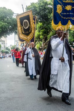 Salvador, Bahia, Brezilya - 26 Mayıs 2016: Katolik üyeler Corpus Christ alayı sırasında Salvador, Bahia sokakları boyunca bayraklar tutuyorlar..