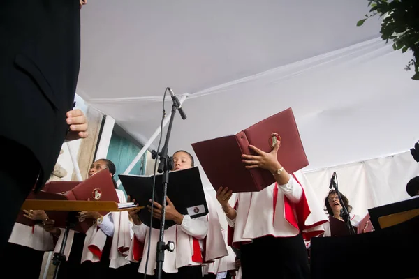 ブラジル バヒア州サルバドール2016年5月26日 ブラジル サルバドール市のコーパス クライストへのオマージュとして カトリック教徒が教会の聖歌隊で歌っています — ストック写真