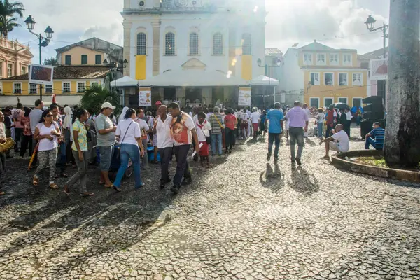 ブラジル バヒア州サルバドール 2016年5月26日 人々はバヒアのサルバドール市でコーパス キリストの日のお祝いを待っている教会の前に立っています — ストック写真