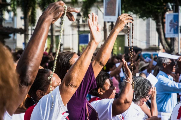 萨尔瓦多 巴西巴伊亚州巴伊亚州 2016年5月26日 在萨尔瓦多市巴伊亚州的圣体基督日弥撒期间 天主教徒举手升天 — 图库照片