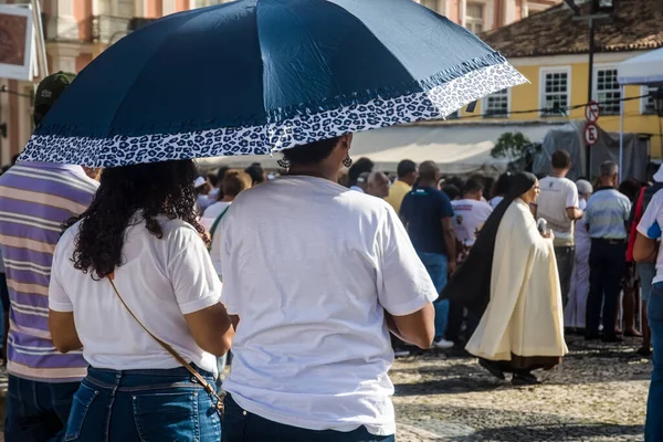 Salvador Bahia Brasil Mayo 2016 Adoradores Católicos Con Sombrillas Esperan — Foto de Stock