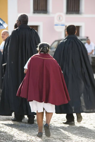 Salvador, Bahia, Brezilya - 26 Mayıs 2016: Salvador, Bahia 'daki Corpus Christ ayini sırasında siyahlar içinde yürüyen Katolikler.