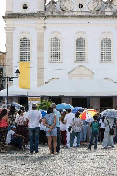 ブラジル バヒア州サルバドール 2016年5月26日 ブラジル サルバドール市のコーパス クライストのミサ中にカトリック教徒が教会の前で祈っています — ストック写真