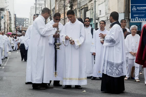 Salvador, Bahia, Brezilya - 26 Mayıs 2016: Katolik rahipler ve papazlar Salvador, Bahia 'daki Corpus Christ geçit törenine katıldılar.