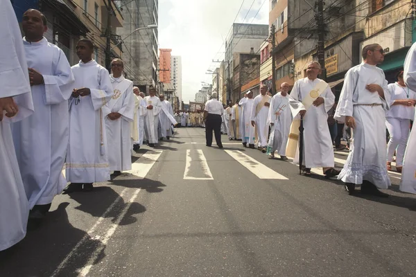 Salvador Bahia Brasil Mayo 2016 Sacerdotes Católicos Caminan Fila Durante — Foto de Stock