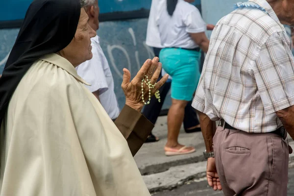 살바도르 바히아 브라질 2016 Nun 가톨릭 신자들 바히아 살바도르의 거리에서 — 스톡 사진