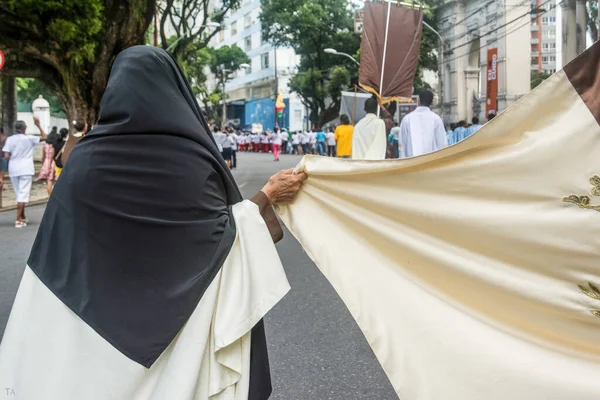 Salvador Bahia Brasil Maio 2016 Membros Católicos Seguram Bandeiras Durante — Fotografia de Stock