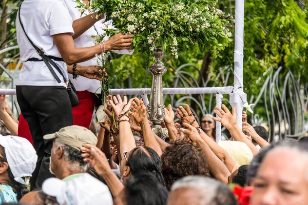 Salvador Bahía Brasil Mayo 2016 Los Fieles Católicos Tratan Recoger — Foto de Stock
