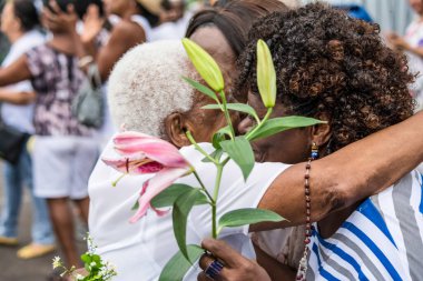 Salvador, Bahia, Brezilya - 26 Mayıs 2016: Bahia 'nın Salvador kentinde düzenlenen Corpus Christ töreninde sadık Katolikler birbirlerini kucaklıyorlar.