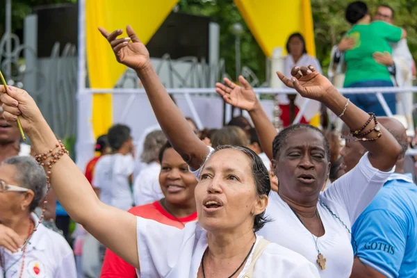 萨尔瓦多 巴西巴伊亚州巴伊亚州 2016年5月26日 巴伊亚州巴伊亚州 巴伊亚州 圣体基督日 天主教徒在祈祷时高唱和举手 — 图库照片
