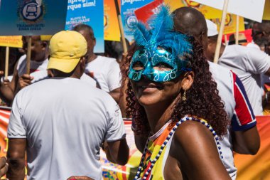 Salvador, Bahia, Brezilya - 08 Şubat 2016: Salvador 'daki Troca do Garcia adlı mahalle karnavalı sırasında insanlar giyinip dans ediyorlar.