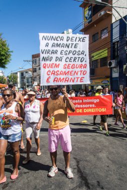Salvador, Bahia, Brezilya - 08 Şubat 2016: Salvador 'daki Troca do Garcia adlı mahalle karnavalında insanlar pankart ve posterlerle görüldü.
