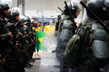 Salvador, Bahia, Brezilya - 07 Eylül 2022: Özel giysili askeri personel, Salvador, Bahia 'da Brezilya Bağımsızlık Günü' nde sokaklarda geçit töreni yapıyor.