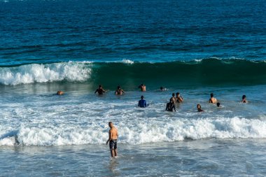 Salvador, Bahia, Brezilya - 22 Ekim 2022: İnsanlar Salvador, Bahia 'daki Farol da Barra plajında yüzüyorlar.