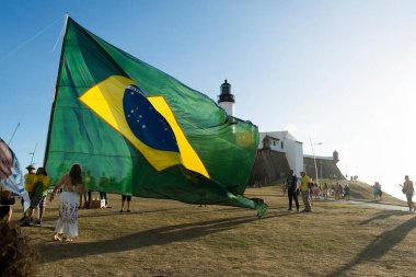 Salvador, Bahia, Brezilya - 22 Ekim 2022: Brezilya Cumhurbaşkanı Jair Bolsonaro 'nun destekçileri, Salvador' daki Farol da Barra Meydanı 'na büyük bir Brezilya bayrağı dikerek protesto etti..