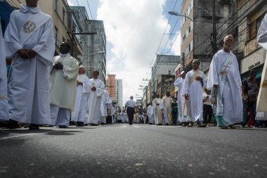 Salvador, Bahia, Brezilya - 26 Mayıs 2016: Salvador, Bahia 'daki Corpus Christ alayı sırasında Katolik rahiplerin bir kuyrukta yürümelerini düşük görüş.
