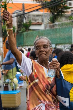 Salvador, Bahia, Brezilya - 26 Mayıs 2016: Katolik ibadet edenler Salvador, Bahia 'daki Corpus Christ kutlamaları sırasında çiçek topladılar.