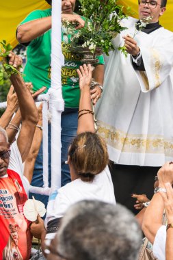 Salvador, Bahia, Brezilya - 26 Mayıs 2016: Katolik ibadet edenler Salvador, Bahia 'daki Corpus Christ kutlamaları sırasında çiçek topladılar.