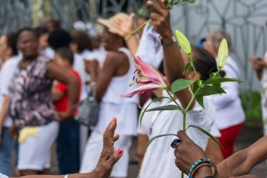 Salvador, Bahia, Brezilya - 26 Mayıs 2016: Salvador, Bahia 'da Corpus Christ gününde Katolikler şarkı söyleyip ellerini kaldırdılar.
