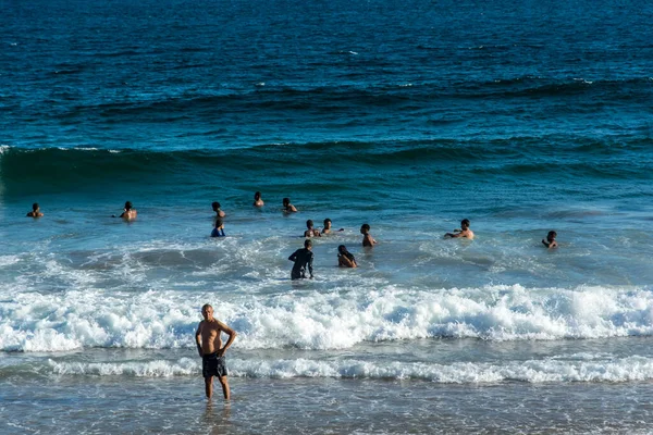 Salvador, Bahia, Brezilya - 22 Ekim 2022: İnsanlar Salvador, Bahia 'daki Farol da Barra plajında yüzüyorlar.