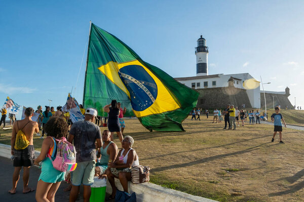 Сальвадор, Баия, Бразилия - 22 октября 2022 года: Сторонники президента Бразилии Хайра Болсонаро, разместите большой бразильский флаг на площади Фарол да Барра в Сальвадоре, Баия.