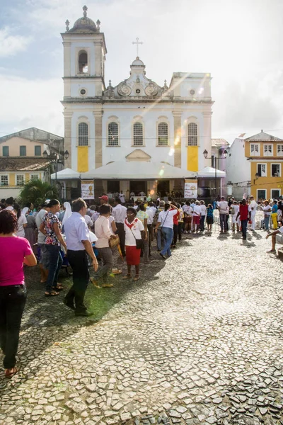 萨尔瓦多 巴西巴伊亚州 巴伊亚州 2016年5月26日 人们站在教堂前等待圣体基督日在萨尔瓦多市 巴伊亚州 — 图库照片