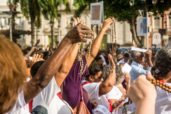萨尔瓦多 巴西巴伊亚州巴伊亚州 2016年5月26日 在萨尔瓦多市巴伊亚州的圣体基督日弥撒期间 天主教徒举手升天 — 图库照片