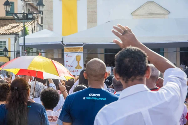 萨尔瓦多 巴西巴伊亚州巴伊亚州 2016年5月26日 虔诚的天主教徒在巴伊亚州萨尔瓦多市的圣体基督弥撒期间举手表决 — 图库照片