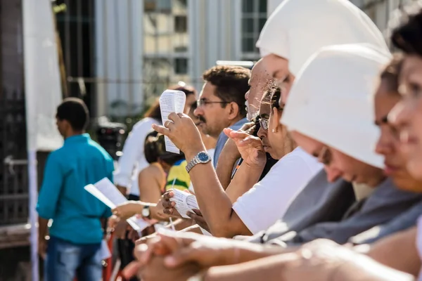 ブラジル バヒア州サルバドール 2016年5月26日 バヒアのサルバドール市におけるコーパス キリストのミサで 修道女とカトリック信者が祈っています — ストック写真