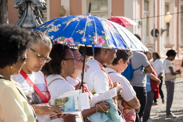 萨尔瓦多 巴西巴伊亚州 巴伊亚州 2016年5月26日 圣体基督弥撒期间 拿着雨伞的天主教信徒在巴伊亚州萨尔瓦多市祈祷 — 图库照片