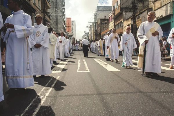Salvador Bahia Brasil Mayo 2016 Sacerdotes Católicos Caminan Fila Durante — Foto de Stock