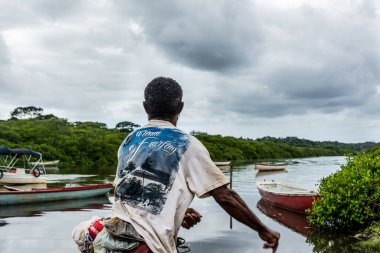Aratuipe, Bahia, Brezilya - 31 Ağustos 2018: Balıkçı, Bahia 'nın Aratuipe kentindeki Jaguaripe nehrinin kıyısında balık yakalamak için yem atıyor.