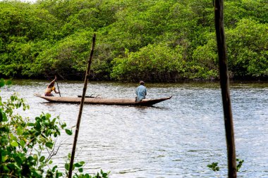 Aratuipe, Bahia, Brezilya - 31 Ağustos 2018: Bahia 'nın Aratuipe kentindeki Jaguaripe Nehri' nde gezinen iki balıkçı.
