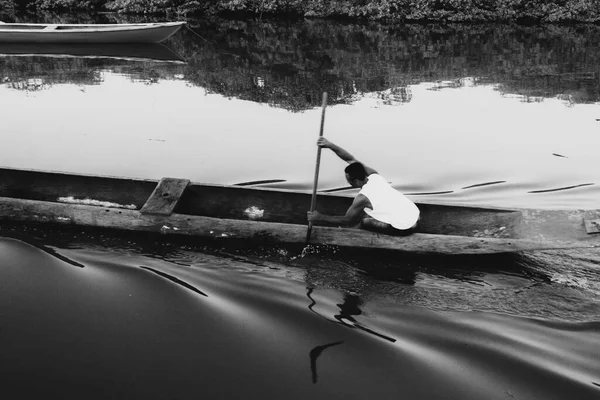巴西巴伊亚州Aratuipe 2018年8月31日 下午晚些时候 一名渔民在阿图伊市Jaguaripe河划船的黑白照片 — 图库照片
